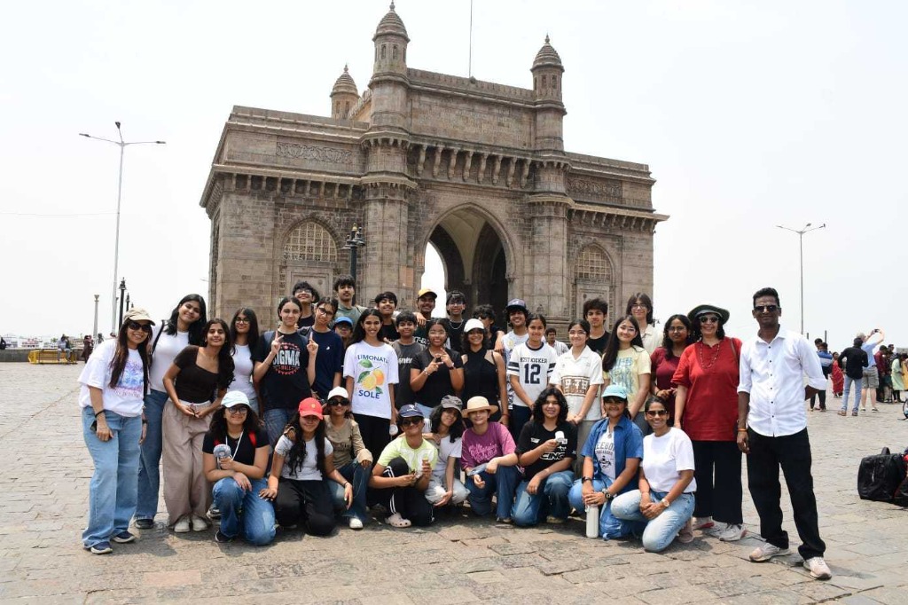 Mumbai Darshan tour group at Gateway of India